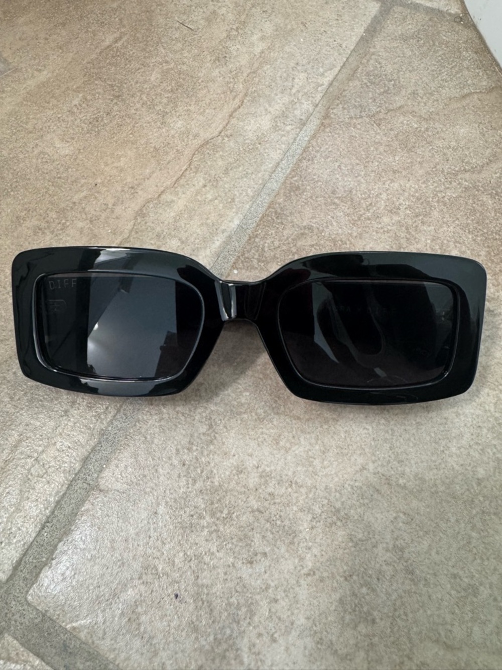 Sephora Bold Black Rectangular Women's Sunglasses